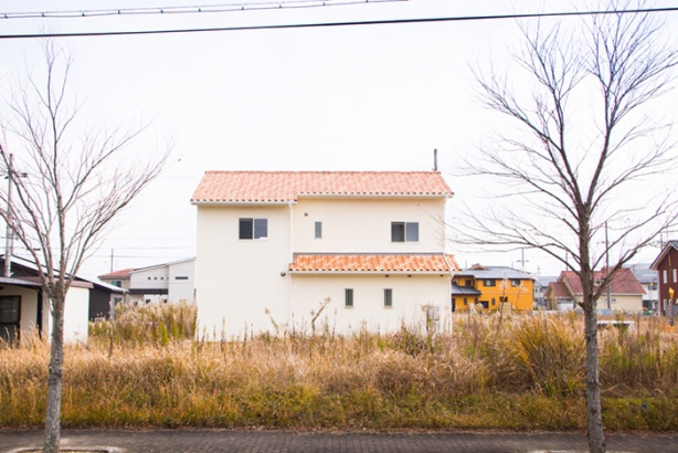 漆喰と木の調和 オレンジ瓦屋根のナチュラルデザインの家 コンフォート建築設計工房株式会社